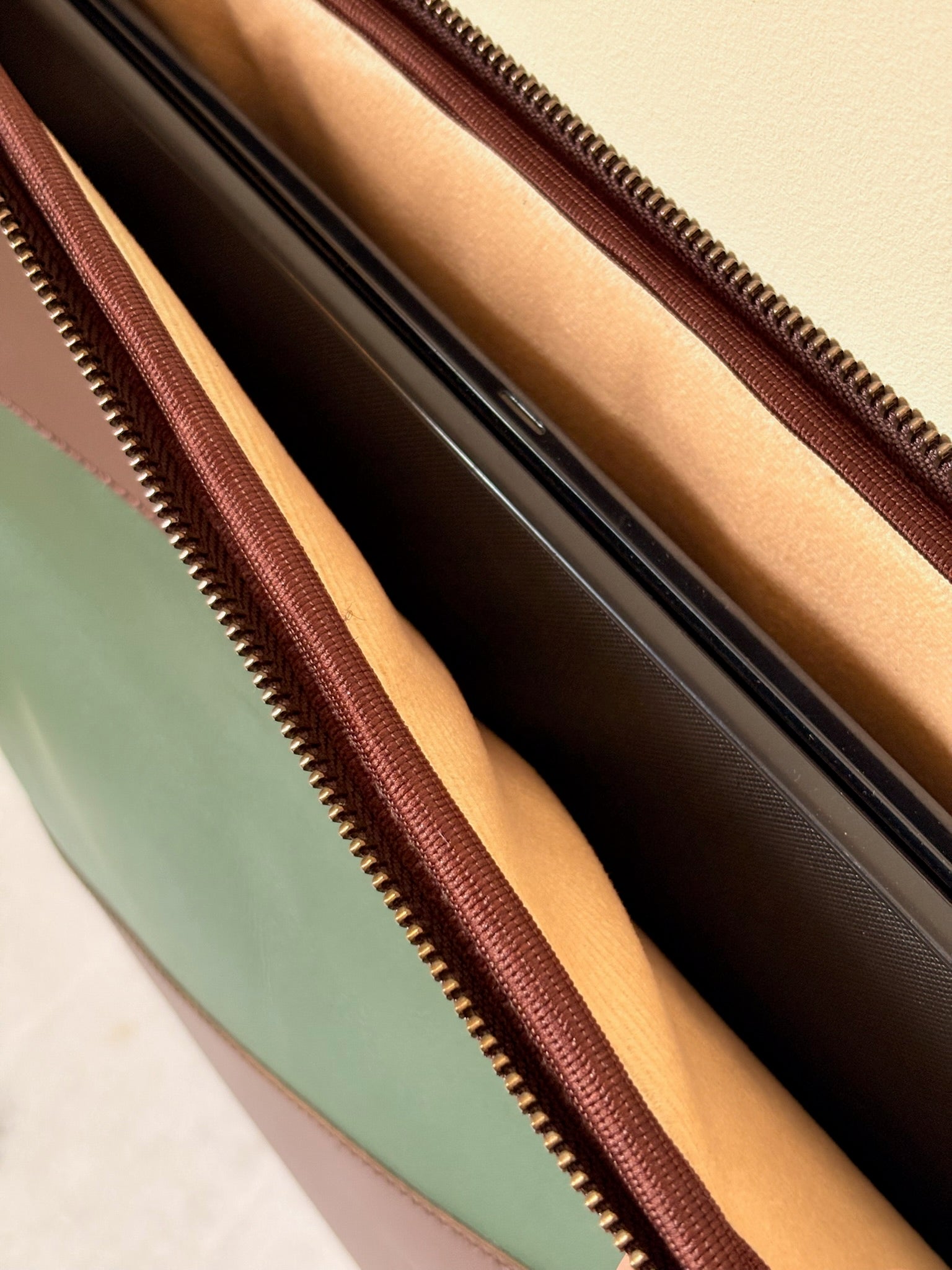 Noble Sleeve - Brown in Green